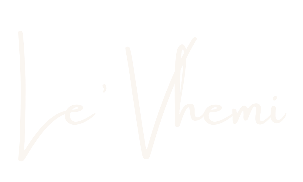 Logo da marca Le' Vhemi branca