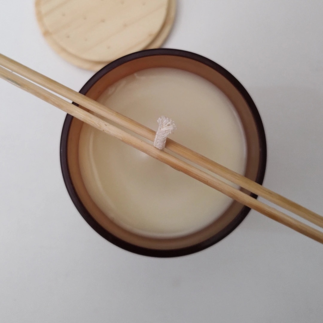 Vela le Vhemi em vidro whisky âmbar vista superior