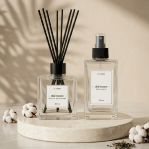 Frascos de vidro do Kit Difusor de Aromas de Varetas e Home Spray Le' Vhemi dispostos lado a lado com rótulos minimalistas e varetas pretas.